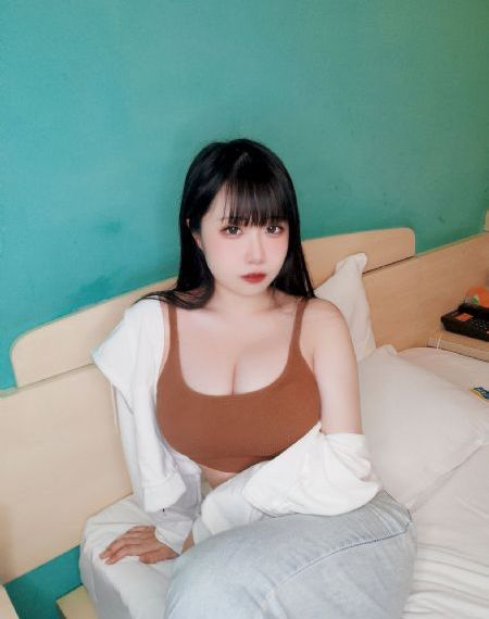 李丽珍不扣纽扣的女孩